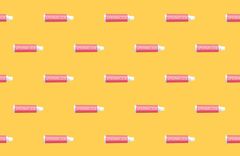 Auf einem gelben Hintergrund sind viele Tuben mit der Aufschrift Spermicide.